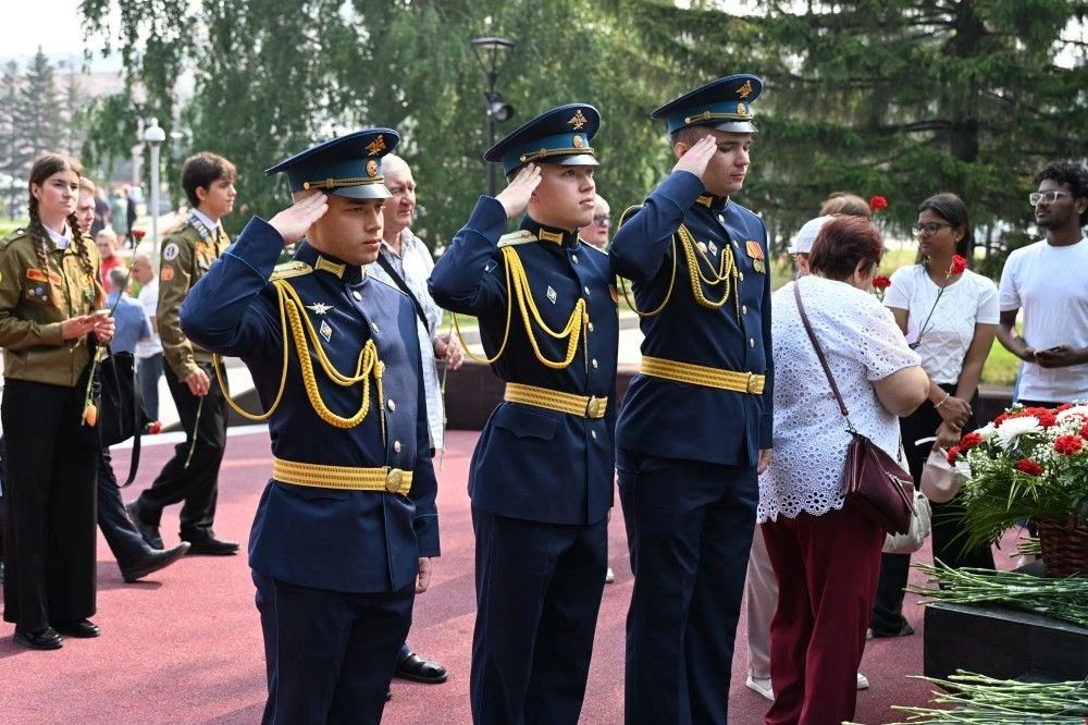 В День памяти и скорби в Барнауле прошла церемония возложения цветов В День памяти и скорби в Барнауле прошла церемония возложения цветов