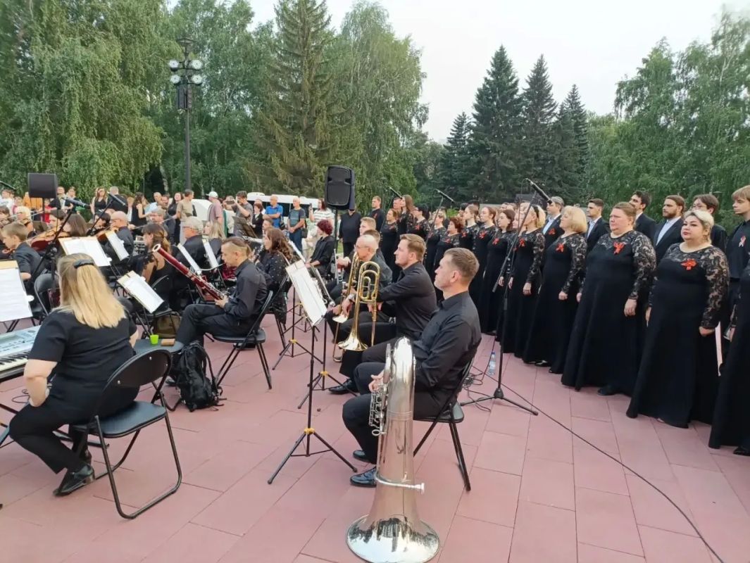 В Барнауле проходит концерт-реквием под открытым небом «Тот самый длинный день в году…» В Барнауле проходит концерт-реквием под открытым небом «Тот самый длинный день в году…»