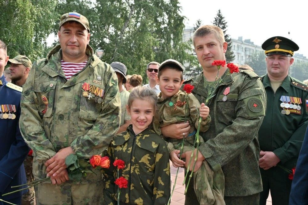 В День памяти и скорби в Барнауле прошла церемония возложения цветов В День памяти и скорби в Барнауле прошла церемония возложения цветов
