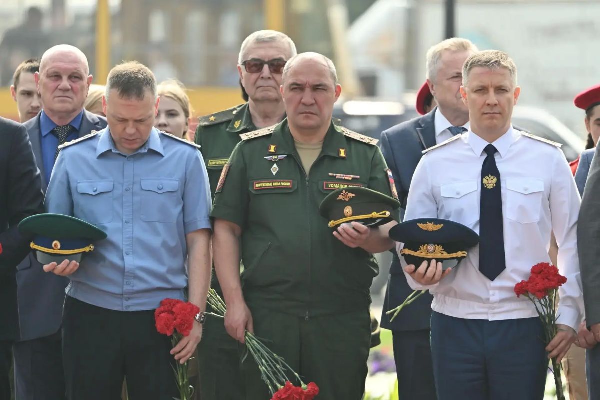 В Барнауле в День памяти и скорби возложили цветы к Мемориалу Славы В Барнауле в День памяти и скорби возложили цветы к Мемориалу Славы