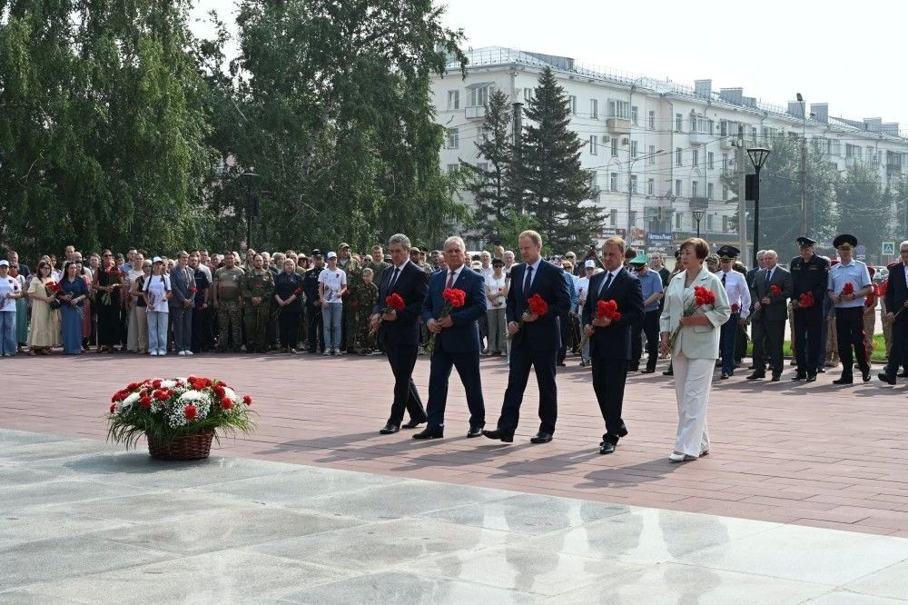 В День памяти и скорби в Барнауле прошла церемония возложения цветов В День памяти и скорби в Барнауле прошла церемония возложения цветов