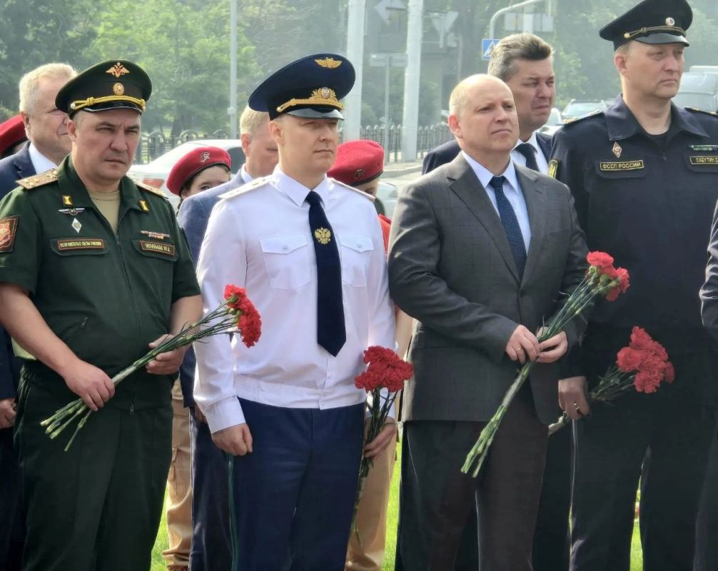В День памяти и скорби прокурор Алтайского края Антон Герман возложил цветы к Мемориалу Славы, Монументу павшим кавалерам орденов Славы и Золотой Звезды, на пантеоне с именами погибших воинов