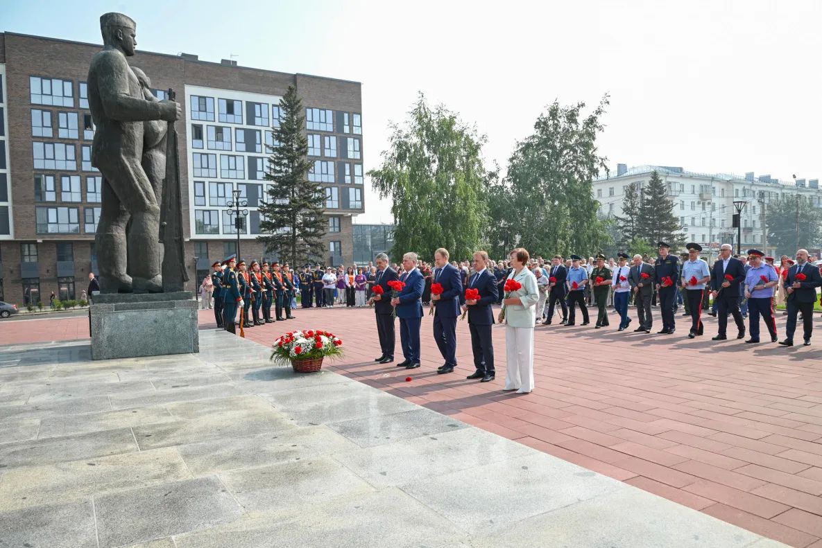 В День памяти и скорби в Барнауле возложили цветы к Мемориалу Славы В День памяти и скорби в Барнауле возложили цветы к Мемориалу Славы