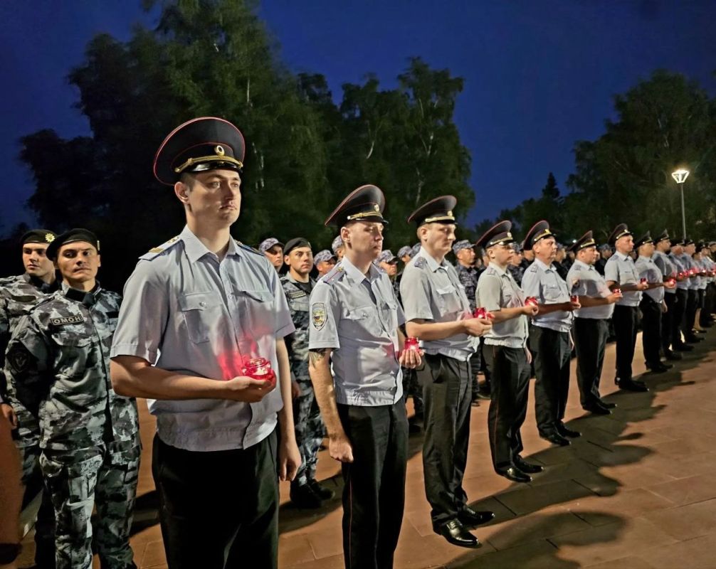В День памяти и скорби прокурор Алтайского края Антон Герман присоединился к общероссийской патриотической акции «Свеча памяти» В День памяти и скорби прокурор Алтайского края Антон Герман присоединился к общероссийской патриотической акции «Свеча памяти»