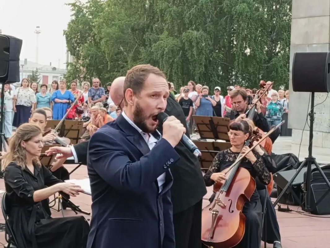В Барнауле проходит концерт-реквием под открытым небом «Тот самый длинный день в году…» В Барнауле проходит концерт-реквием под открытым небом «Тот самый длинный день в году…»