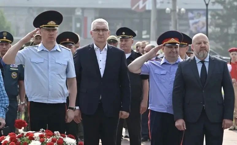 В День памяти и скорби в краевой столице на Мемориале Славы состоялась церемония возложения цветов В День памяти и скорби в краевой столице на Мемориале Славы состоялась церемония возложения цветов