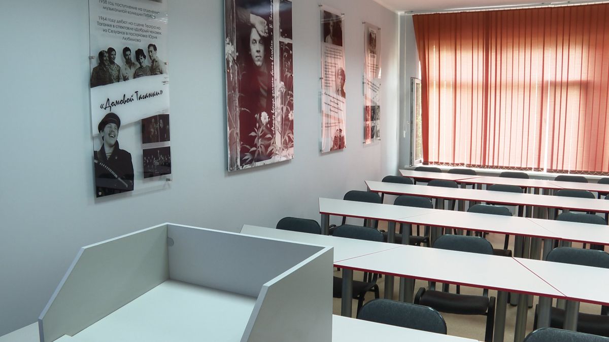 Именную аудиторию Валерия Золотухина открыли в Алтайском институте культуры Именную аудиторию Валерия Золотухина открыли в Алтайском институте культуры