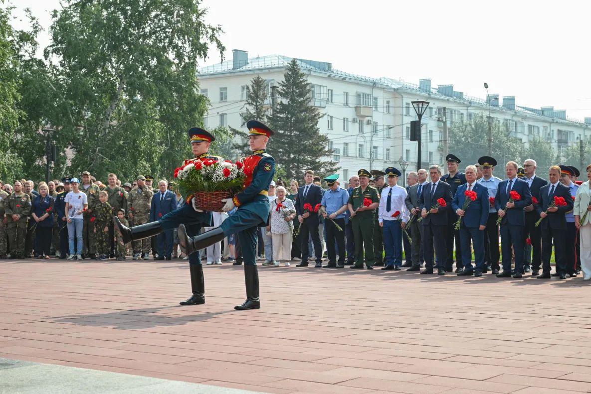 В День памяти и скорби в Барнауле возложили цветы к Мемориалу Славы В День памяти и скорби в Барнауле возложили цветы к Мемориалу Славы