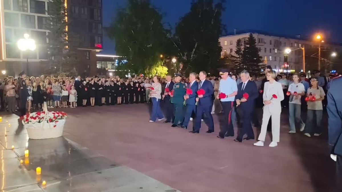 В Барнауле в День памяти и скорби возложили цветы к Мемориалу Славы