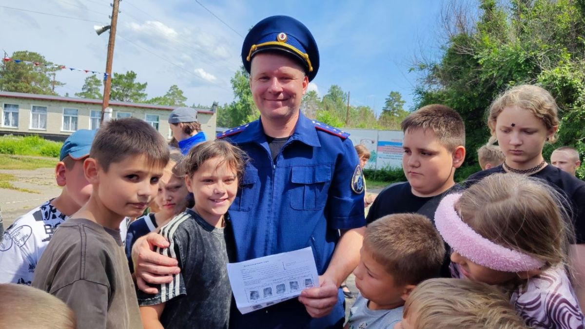 Офицеры следственного управления СК России по Алтайскому краю провели занятие для воспитанников патриотической смены в лагере «Звёздный» Офицеры следственного управления СК России по Алтайскому краю провели занятие для воспитанников патриотической смены в лагере «Звёздный»