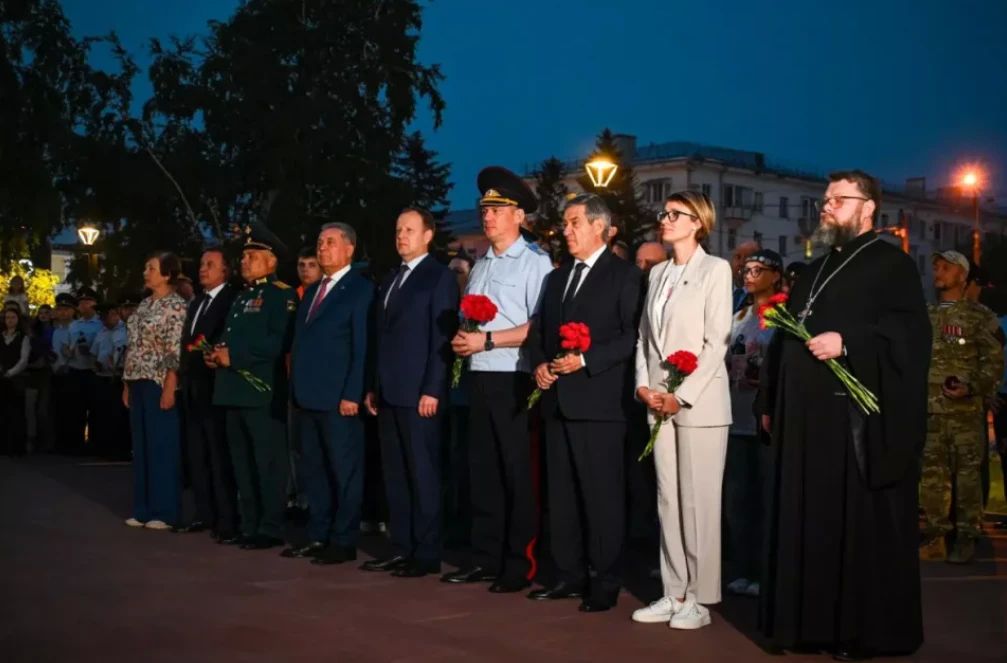 Акция "Свеча памяти" прошла в Барнауле в День памяти и скорби Акция "Свеча памяти" прошла в Барнауле в День памяти и скорби