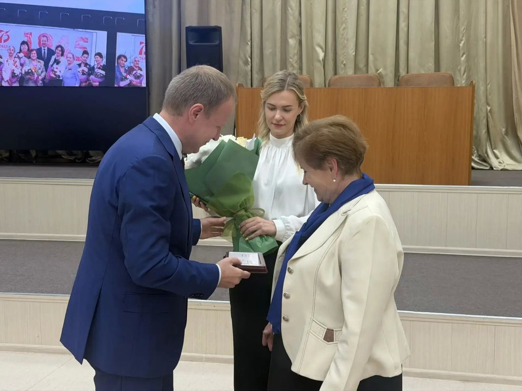Краевые и государственные награды вручили представителям Советов женщин в Правительстве региона Краевые и государственные награды вручили представителям Советов женщин в Правительстве региона