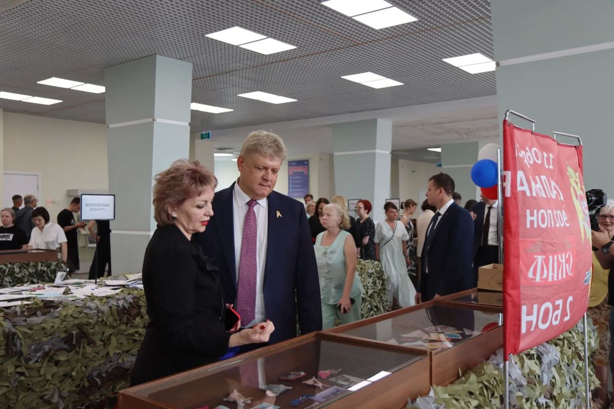 Полномочный представитель Президента РФ в Сибирском федеральном округе Анатолий Серышев посетил выставку «Письма, побывавшие на фронте» Полномочный представитель Президента РФ в Сибирском федеральном округе Анатолий Серышев посетил выставку «Письма, побывавшие на фронте»