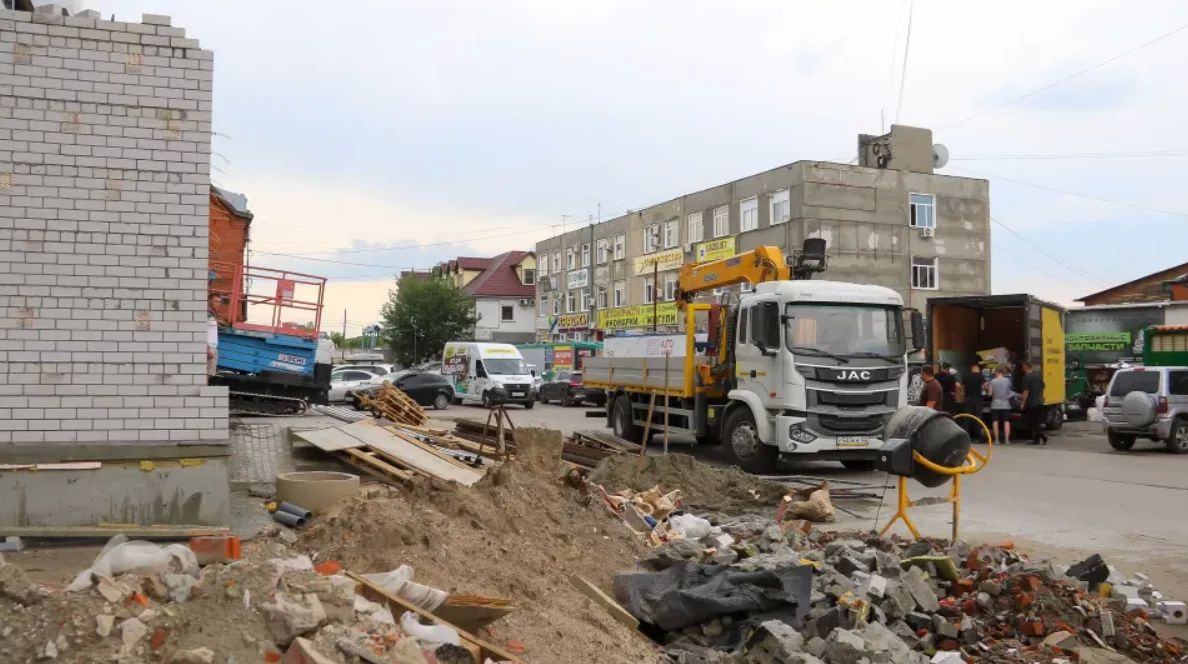 Новое "лицо" легенды: в Барнауле достраивают сгоревшее здание Теплого рынка Новое "лицо" легенды: в Барнауле достраивают сгоревшее здание Теплого рынка