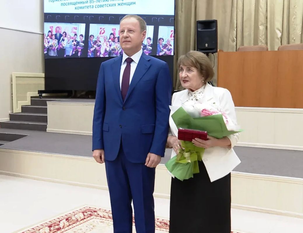 Краевые и государственные награды вручили представителям Советов женщин в Правительстве региона Краевые и государственные награды вручили представителям Советов женщин в Правительстве региона