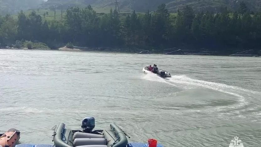 На Алтае подросток, делая фото, оступился и упал со скалы в Катунь