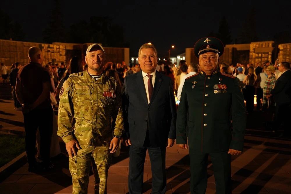 Спикер краевого парламента Александр Романенко и депутаты АКЗС приняли участие в акции «Свеча памяти» Спикер краевого парламента Александр Романенко и депутаты АКЗС приняли участие в акции «Свеча памяти»