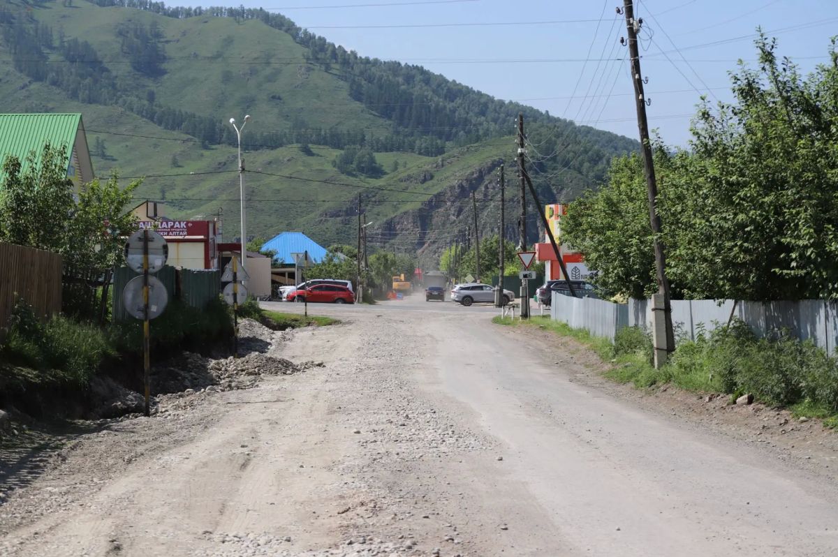 В ходе поездки в Шебалино проинспектировал ход ремонтных работ на участке автомобильной дороги регионального значения «Шебалино-Каспа»