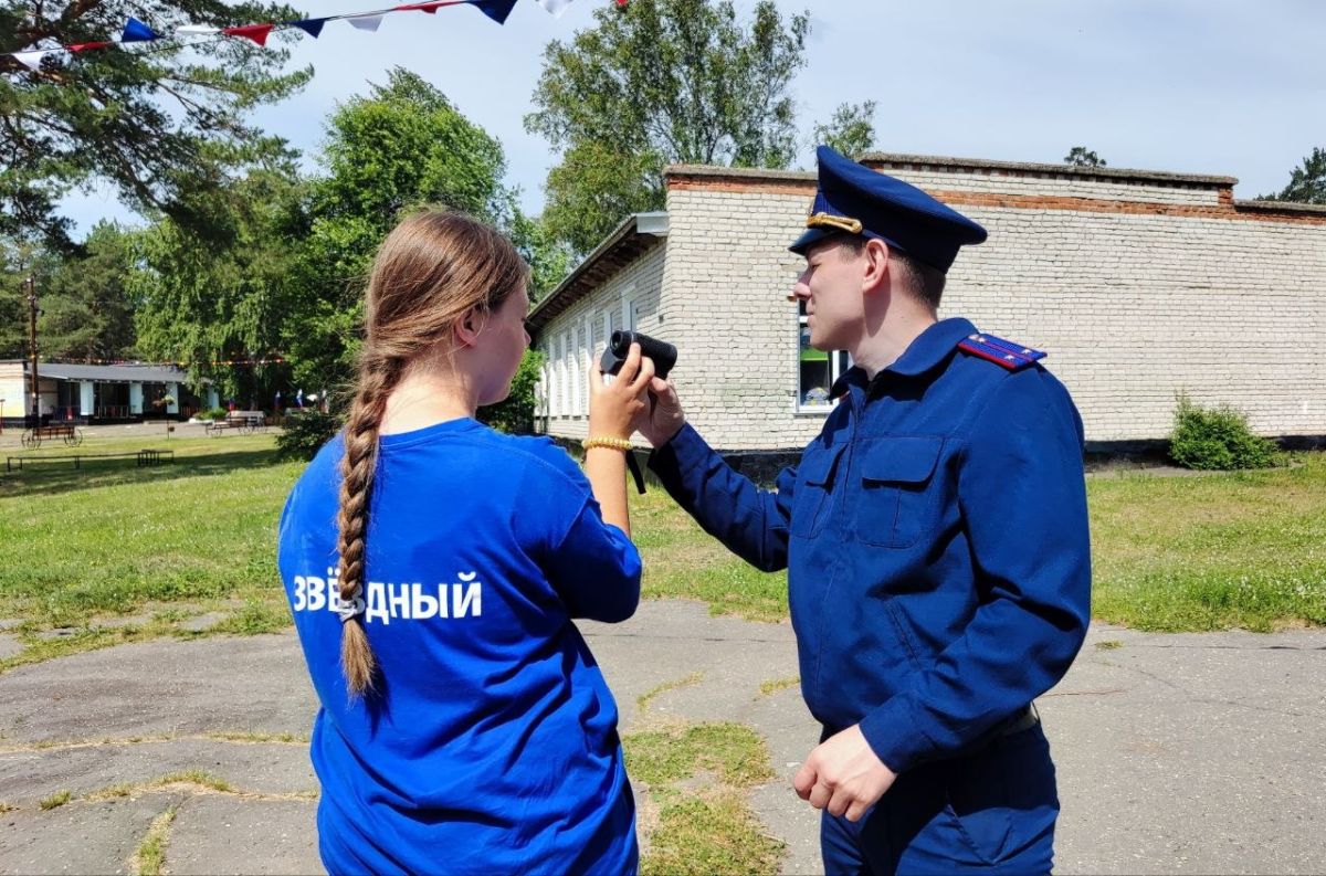 Офицеры следственного управления СК России по Алтайскому краю провели занятие для воспитанников патриотической смены в лагере «Звёздный» Офицеры следственного управления СК России по Алтайскому краю провели занятие для воспитанников патриотической смены в лагере «Звёздный»