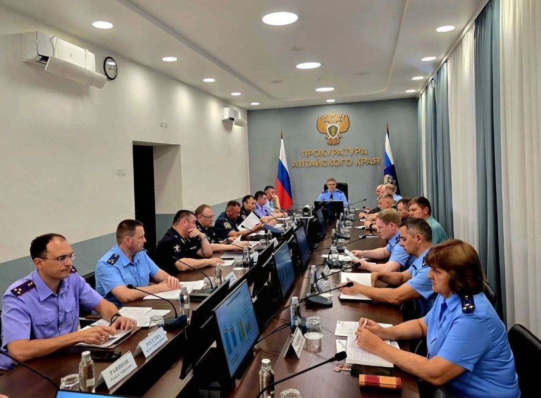 Прокурор Алтайского края Антон Герман провел координационное совещание руководителей правоохранительных органов региона Прокурор Алтайского края Антон Герман провел координационное совещание руководителей правоохранительных органов региона