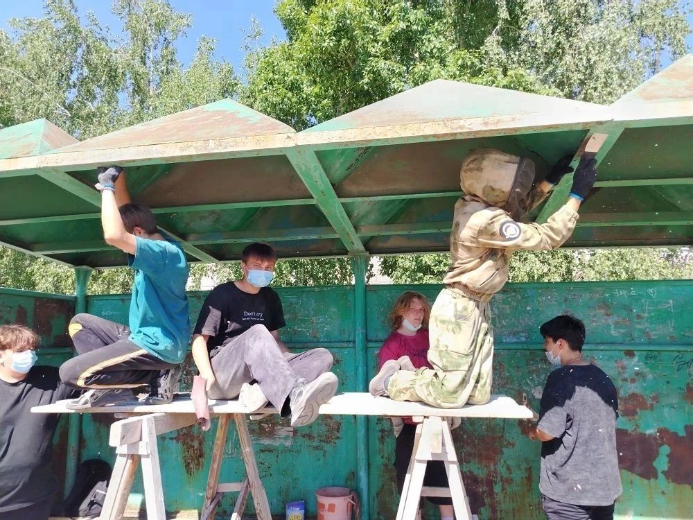 Школьники и депутат привели в порядок остановку у 13-й школы в Рубцовске Школьники и депутат привели в порядок остановку у 13-й школы в Рубцовске