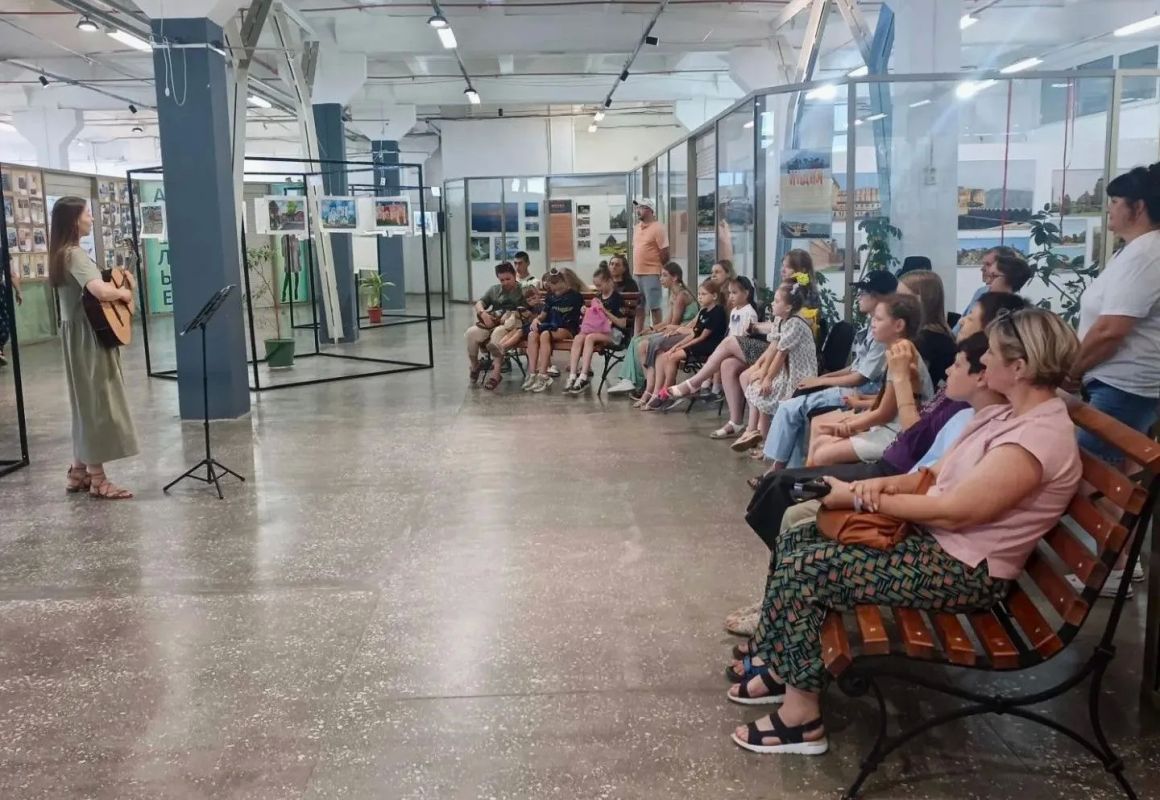 Бийск в картинах. Воспитанники творческого объединения «Фантазёры» Дома детского творчества решили изобразить на своих рисунках самые красивые, исторические и живописные уголки родного города и организовать выставку... Бийск в картинах. Воспитанники творческого объединения «Фантазёры» Дома детского творчества решили изобразить на своих рисунках самые красивые, исторические и живописные уголки родного города и организовать выставку...