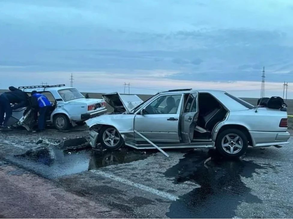 Пять человек заживо сгорели в ДТП с тремя авто в Казахстане