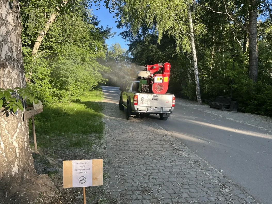 В Барнауле продолжается обработка городских территорий от комаров и клещей