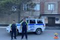 В Алтайском крае сотрудники Госавтоинспекции оказали помощь семейной паре, поменяв пробитое колесо на их машине