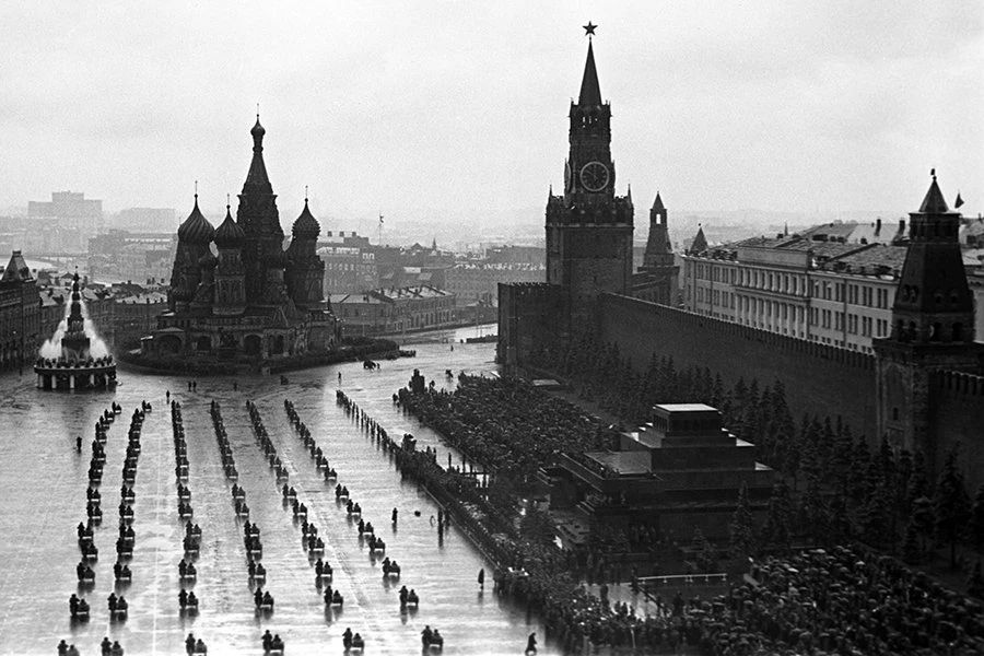 24 июня 1945 года прошёл первый Парад Победы