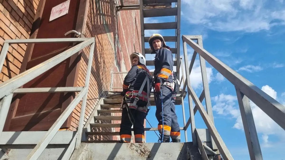 На промышленном предприятии Барнаула прошли учения городских спасателей На промышленном предприятии Барнаула прошли учения городских спасателей
