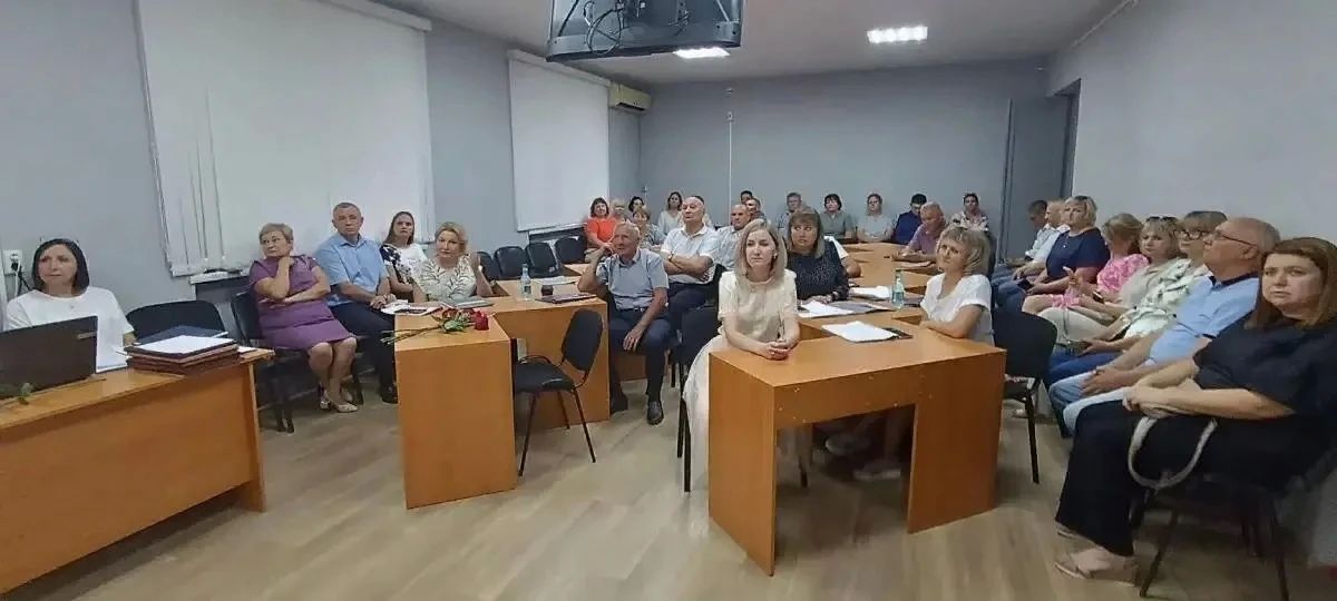Вчера, 30 июня, начальник управления Алтайского края по труду и занятости населения Надежда Капура и директор ООО «Михайловский завод химических реактивов» Сергей Немчинов подписали документ, который предусматривает... Вчера, 30 июня, начальник управления Алтайского края по труду и занятости населения Надежда Капура и директор ООО «Михайловский завод химических реактивов» Сергей Немчинов подписали документ, который предусматривает...