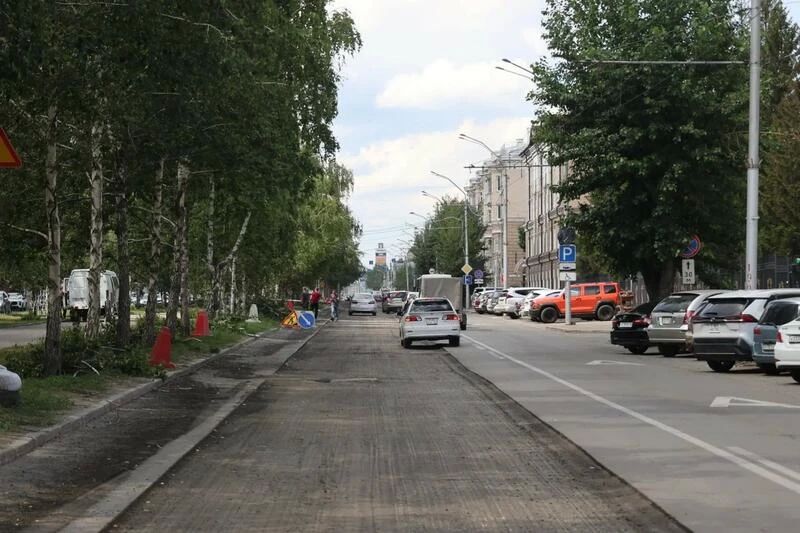Асфальт снимается, деревья стригутся Асфальт снимается, деревья стригутся