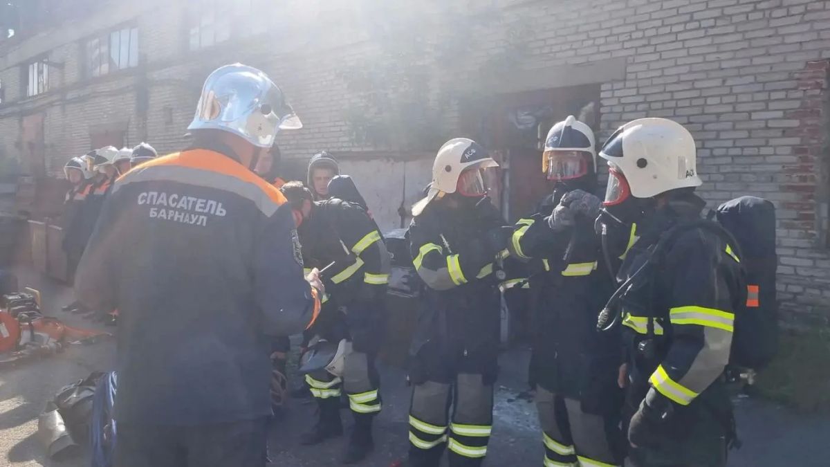 На промышленном предприятии Барнаула прошли учения городских спасателей На промышленном предприятии Барнаула прошли учения городских спасателей