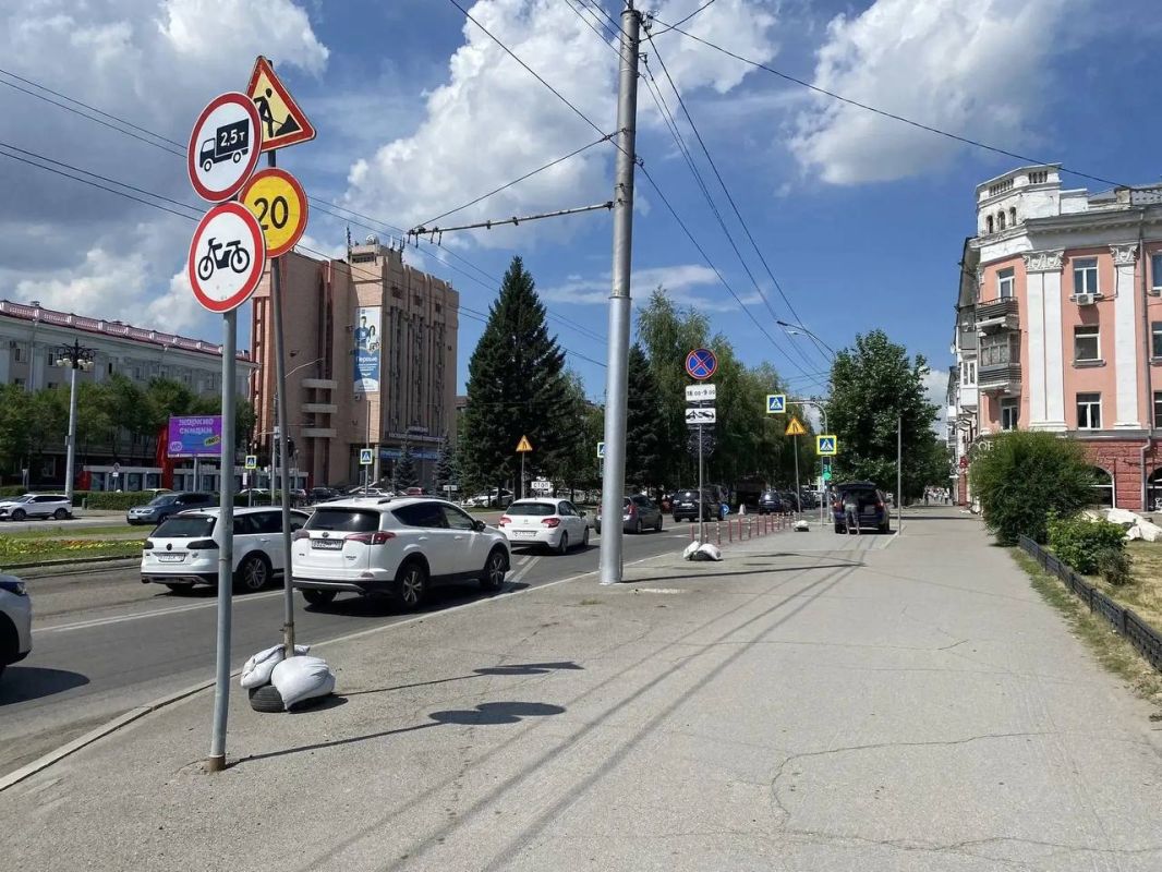 В Барнауле разрешили движение по выделенной полосе на проспекте Ленина — от ул. Димитрова до площади Октября, сообщает городская администрация В Барнауле разрешили движение по выделенной полосе на проспекте Ленина — от ул. Димитрова до площади Октября, сообщает городская администрация