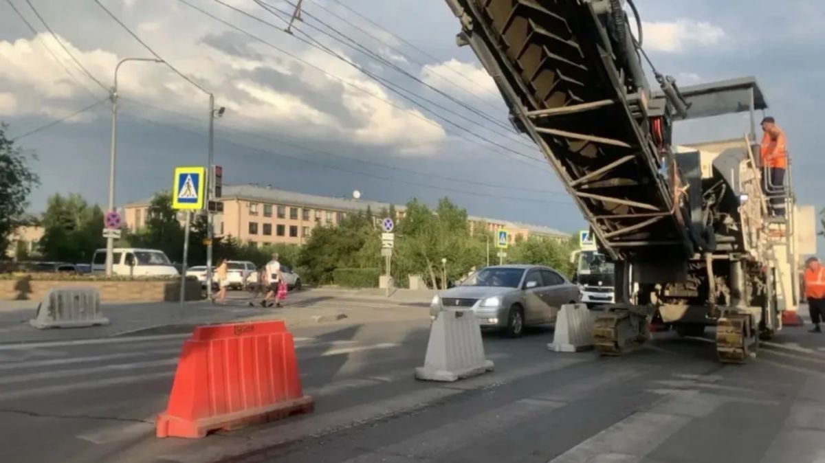 В Барнауле начались работы по обновлению дорожного полотна на проспекте Ленина