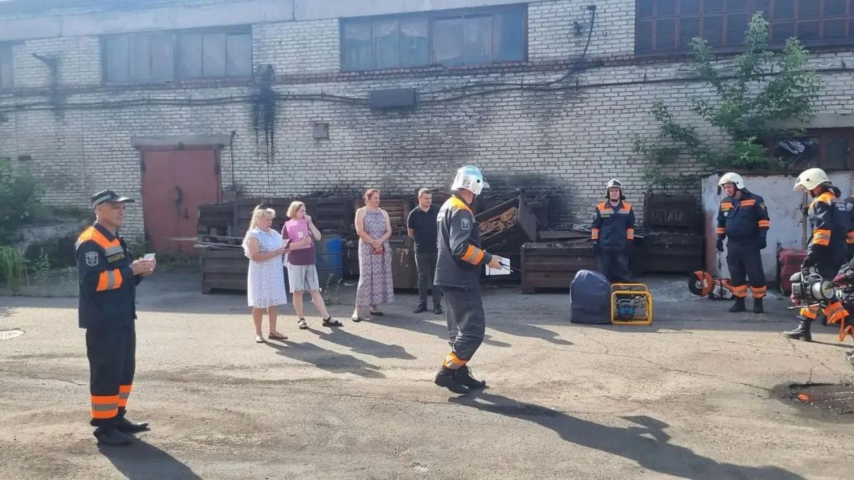 На промышленном предприятии Барнаула прошли учения городских спасателей На промышленном предприятии Барнаула прошли учения городских спасателей