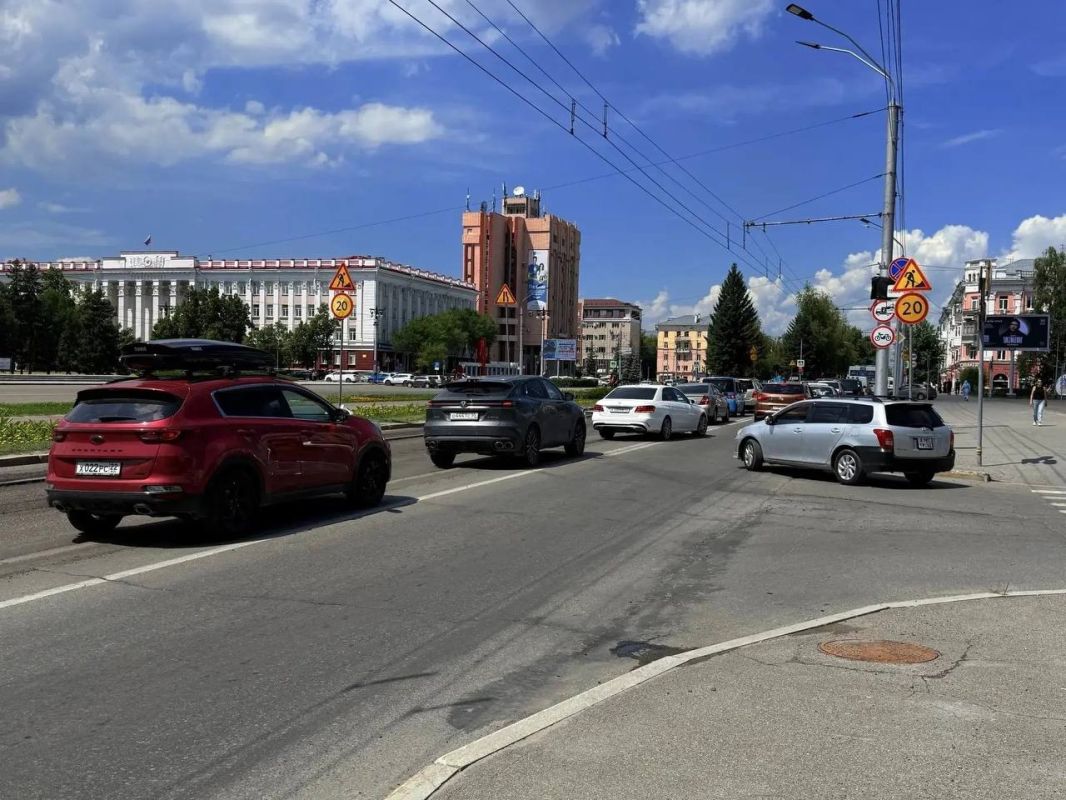 В Барнауле разрешили движение по выделенной полосе на проспекте Ленина — от ул. Димитрова до площади Октября, сообщает городская администрация