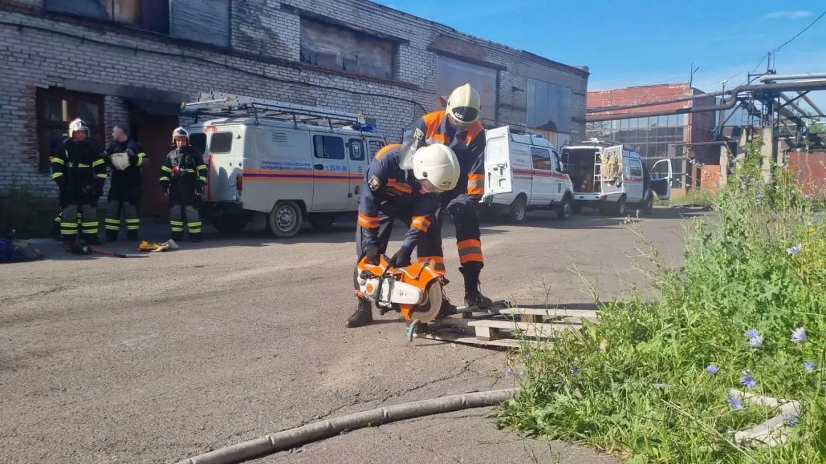 На промышленном предприятии Барнаула прошли учения городских спасателей На промышленном предприятии Барнаула прошли учения городских спасателей