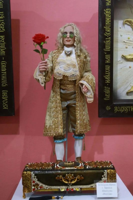 "Её величество Кукла". В Выставочном зале Бийского краеведческого музея им. В.В. Бианки начала работу экспозиция авторской художественной куклы "Её величество Кукла". В экспозиции — более 26 работ мастеров из разных городов... "Её величество Кукла". В Выставочном зале Бийского краеведческого музея им. В.В. Бианки начала работу экспозиция авторской художественной куклы "Её величество Кукла". В экспозиции — более 26 работ мастеров из разных городов...