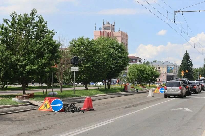 Асфальт снимается, деревья стригутся Асфальт снимается, деревья стригутся