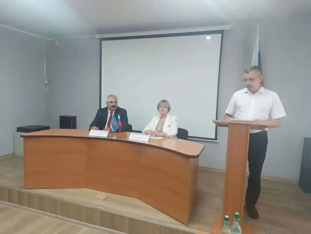 Вчера, 30 июня, начальник управления Алтайского края по труду и занятости населения Надежда Капура и директор ООО «Михайловский завод химических реактивов» Сергей Немчинов подписали документ, который предусматривает... Вчера, 30 июня, начальник управления Алтайского края по труду и занятости населения Надежда Капура и директор ООО «Михайловский завод химических реактивов» Сергей Немчинов подписали документ, который предусматривает...