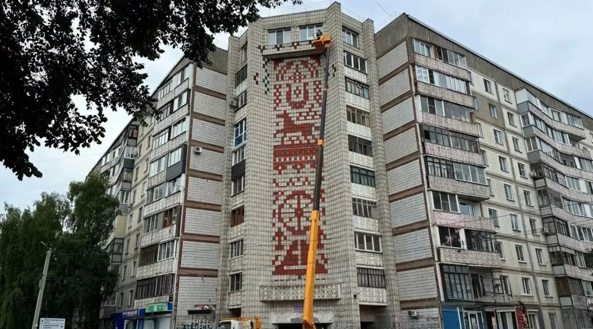 К росписи фасада дома в переулке Коммунарском приступили в Бийске