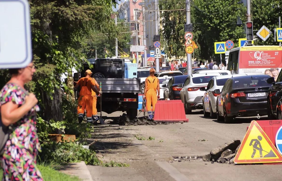 В центре Барнаула кипят дорожные работы В центре Барнаула кипят дорожные работы