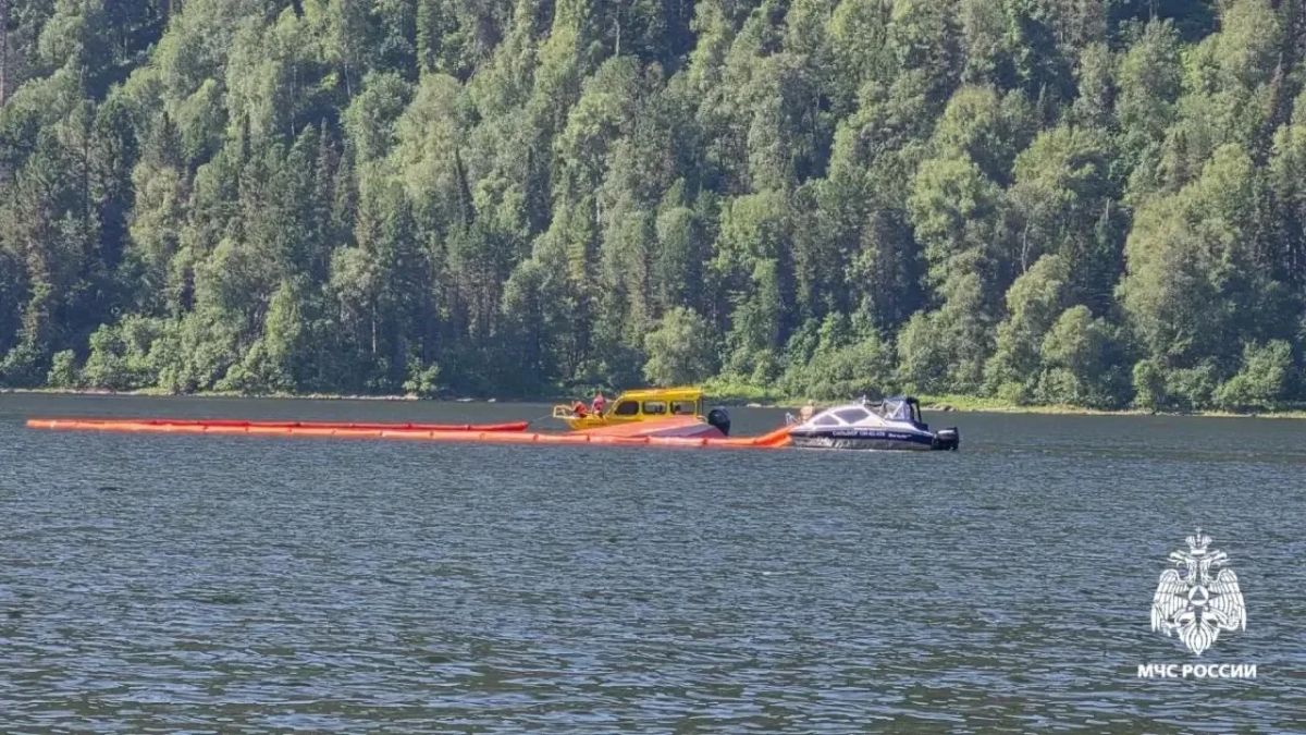 Перевернувшийся на Телецком озере паром отбуксировали в село Артыбаш