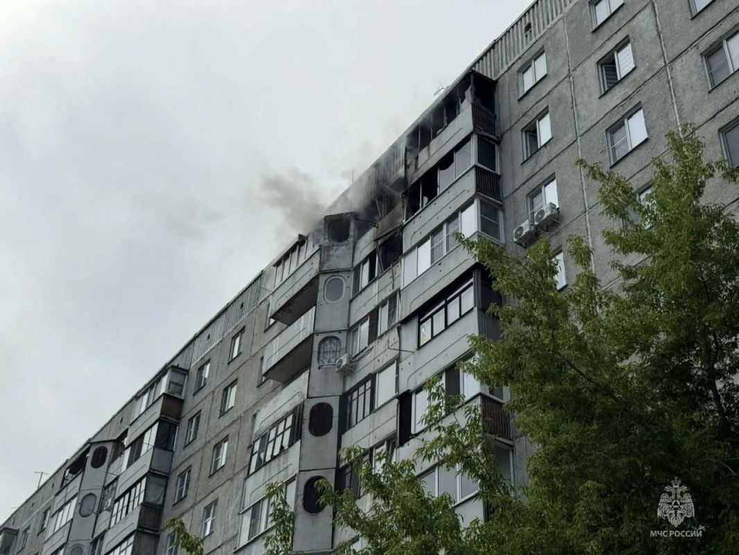 В МЧС уточнили, что общая площадь возгорания в доме на Папанинцев составила около 60 квадратных метров В МЧС уточнили, что общая площадь возгорания в доме на Папанинцев составила около 60 квадратных метров