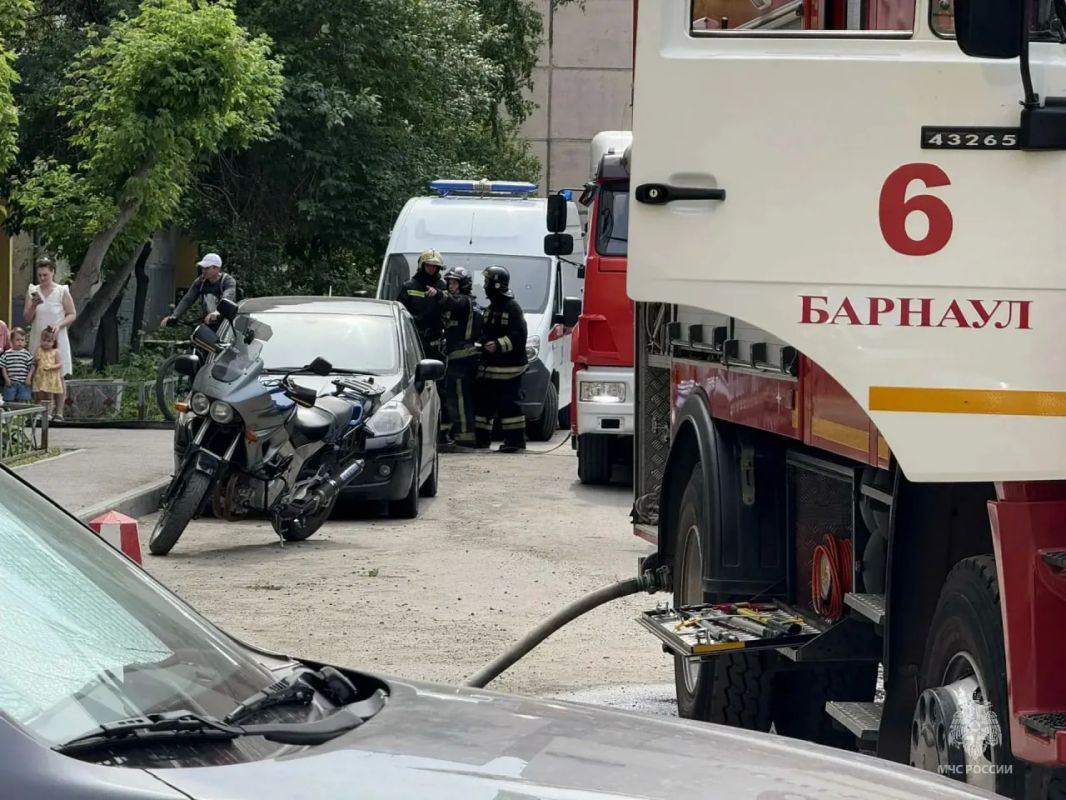 В Барнауле потушили горящие балконы в доме на Папанинцев В Барнауле потушили горящие балконы в доме на Папанинцев