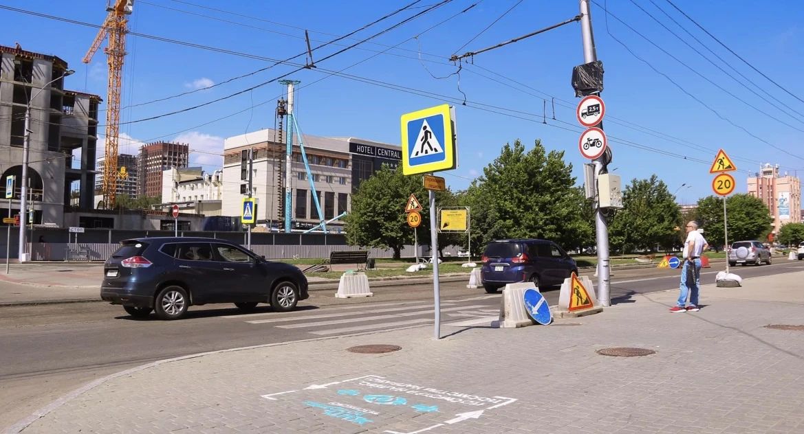 В центре Барнаула кипят дорожные работы В центре Барнаула кипят дорожные работы