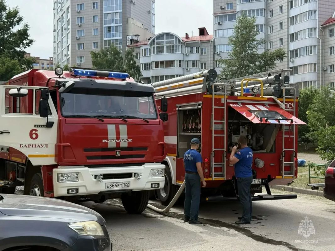 В Барнауле потушили горящие балконы в доме на Папанинцев