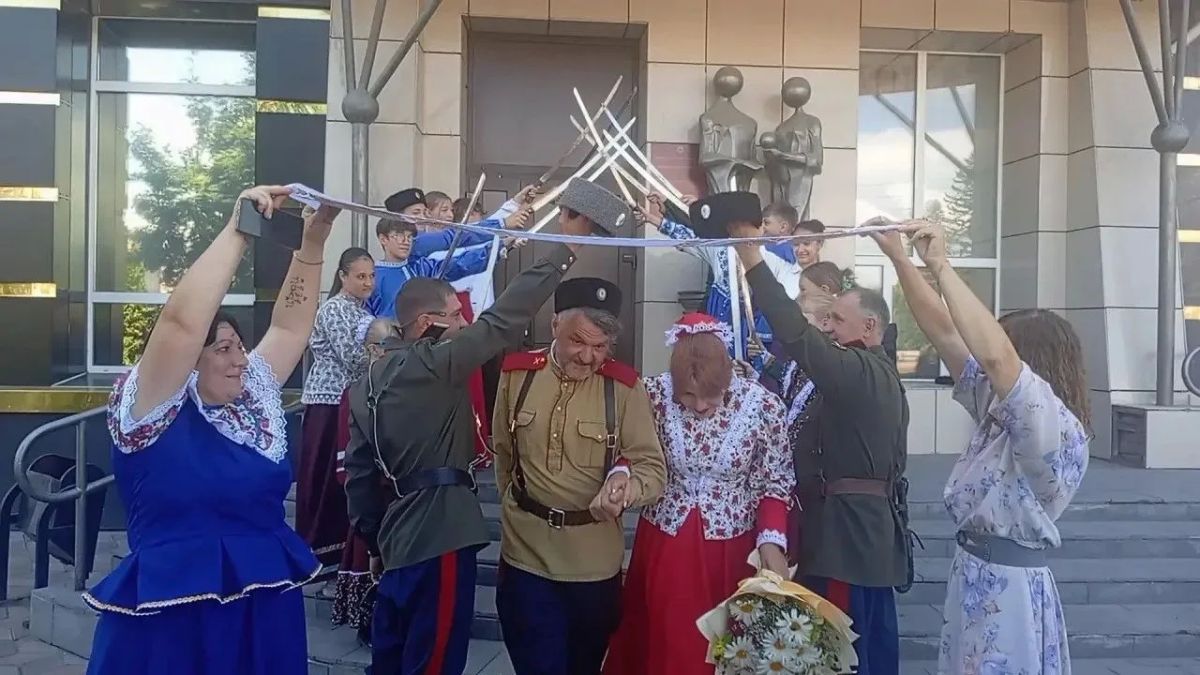 В Год единства народов России в Рубцовском отделе ЗАГС состоялось необычное бракосочетание Константина и Натальи – казачья свадьба В Год единства народов России в Рубцовском отделе ЗАГС состоялось необычное бракосочетание Константина и Натальи – казачья свадьба
